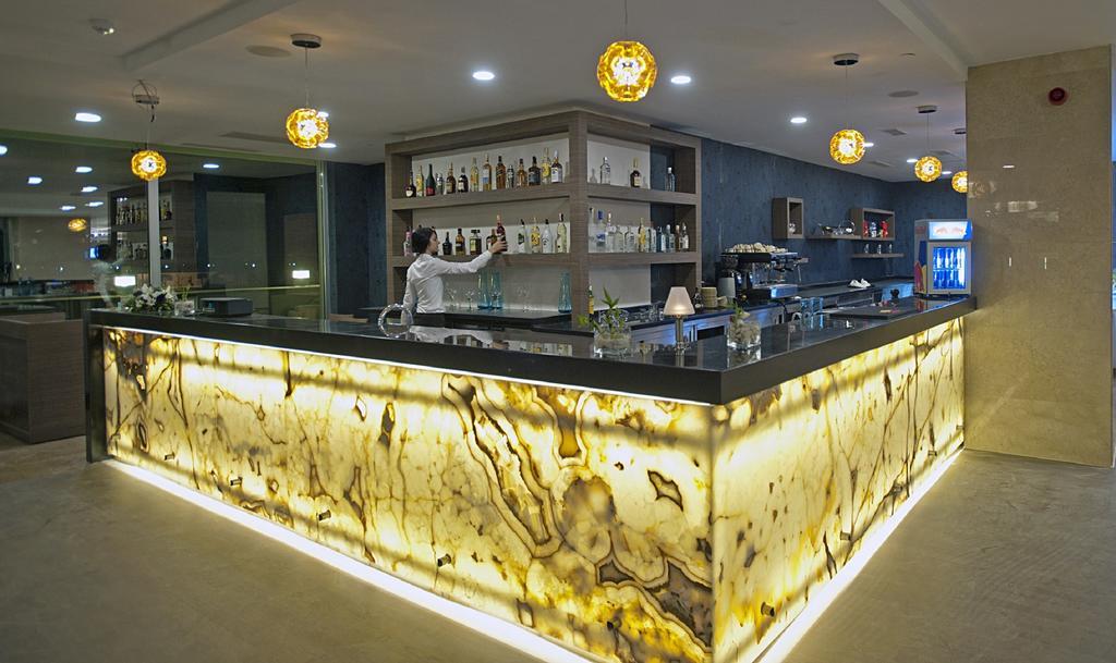 เชวาฮีร์ โฮเต็ล อิสตันบูล เอเชีย Hotel ภายนอก รูปภาพ A bar made of translucent stone